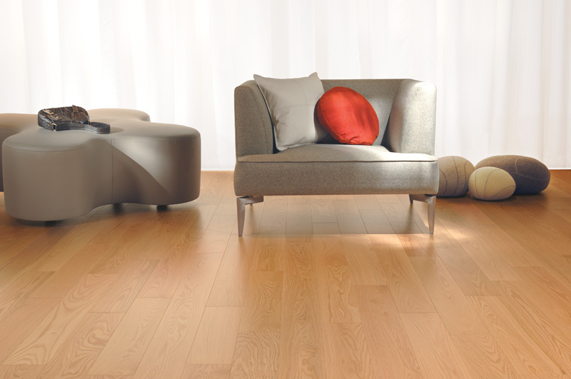 Living room with a natural Red Oak hardwood floor.